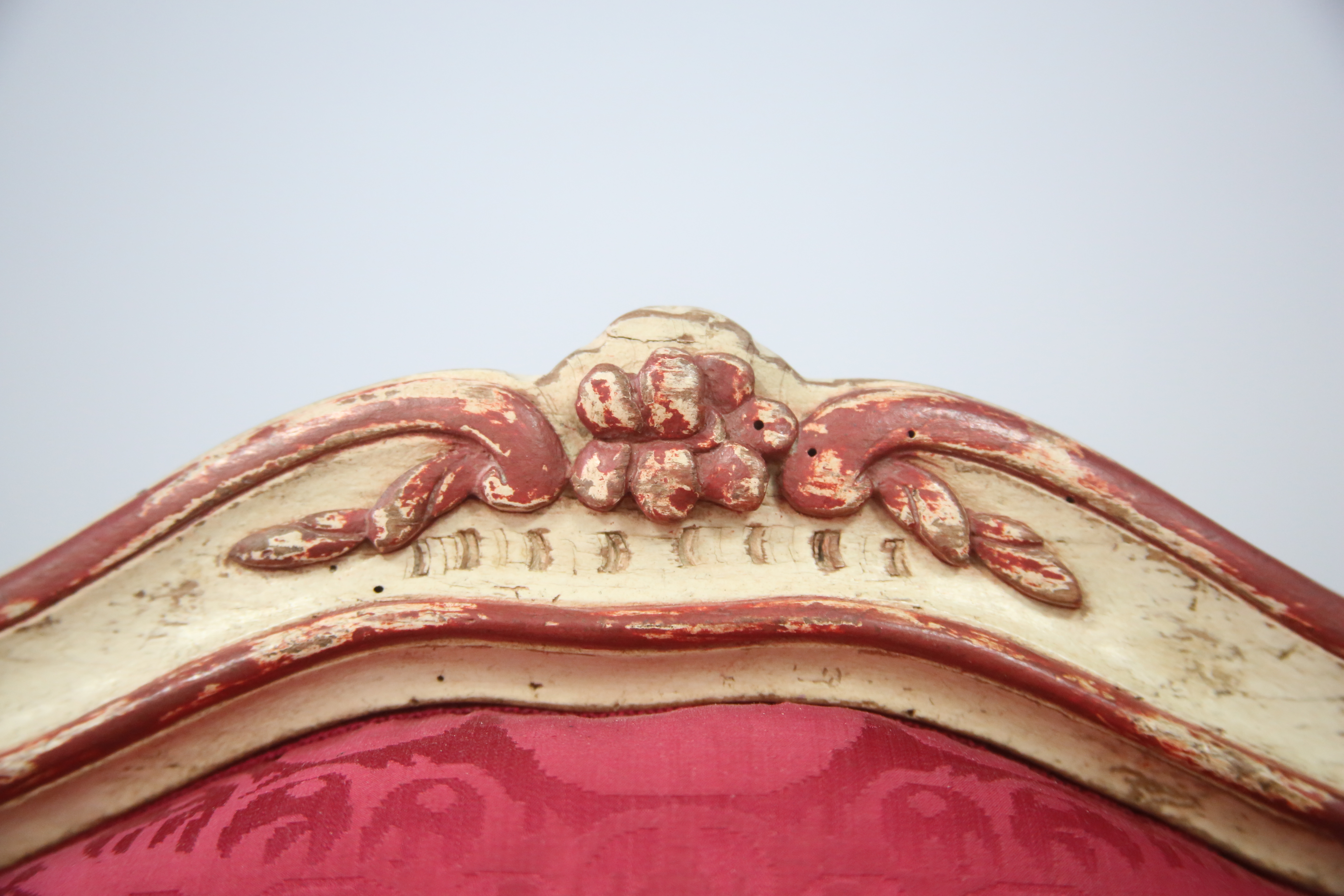 Chaise à châssis en hêtre rechampi blanc et rouge attribuée à Jean Avisse , vers 1750.