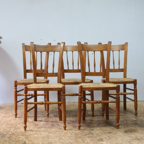 Démontage complet d'une suite de cinq chaises d'église, révisions des assemblages, réalisation d'une finition cirée et fabrication d'une assise en paille traditionnelle.