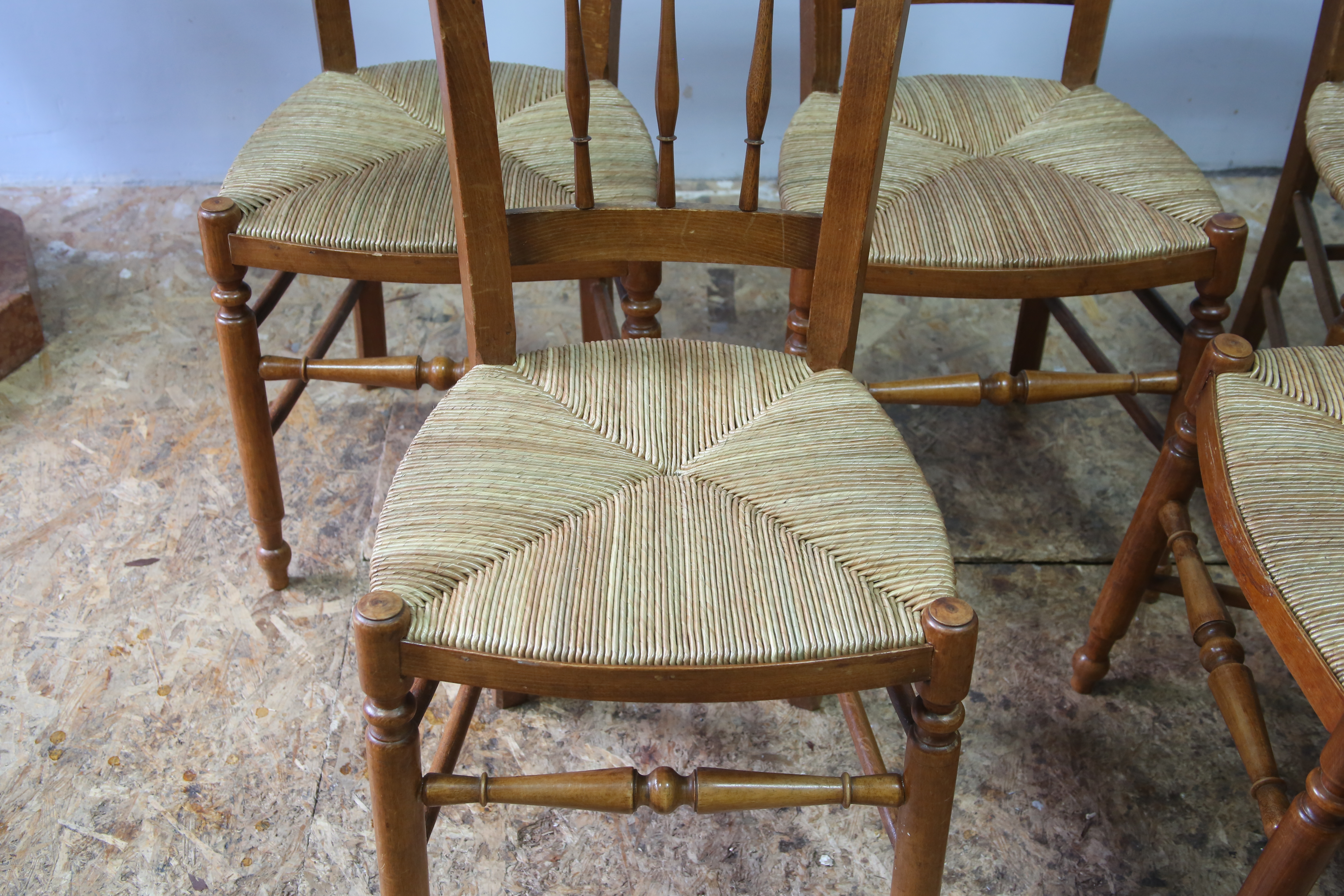 Démontage complet d'une suite de cinq chaises d'église, révisions des assemblages, réalisation d'une finition cirée et fabrication d'une assise en paille traditionnelle.
