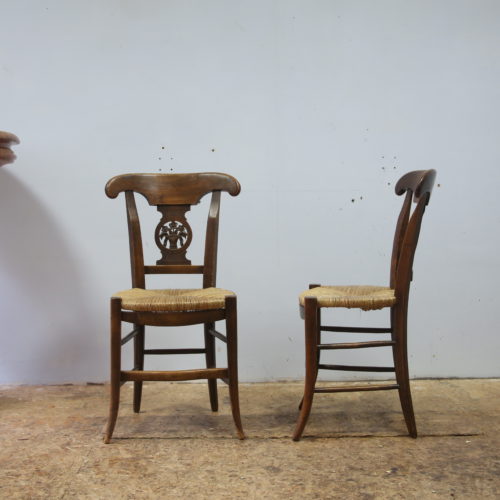 Restauration complète de cette paire de chaises. Révision des assemblages, allègement de la finition, collage à la colle de poisson et fabrication de paille traditionnelle patinée