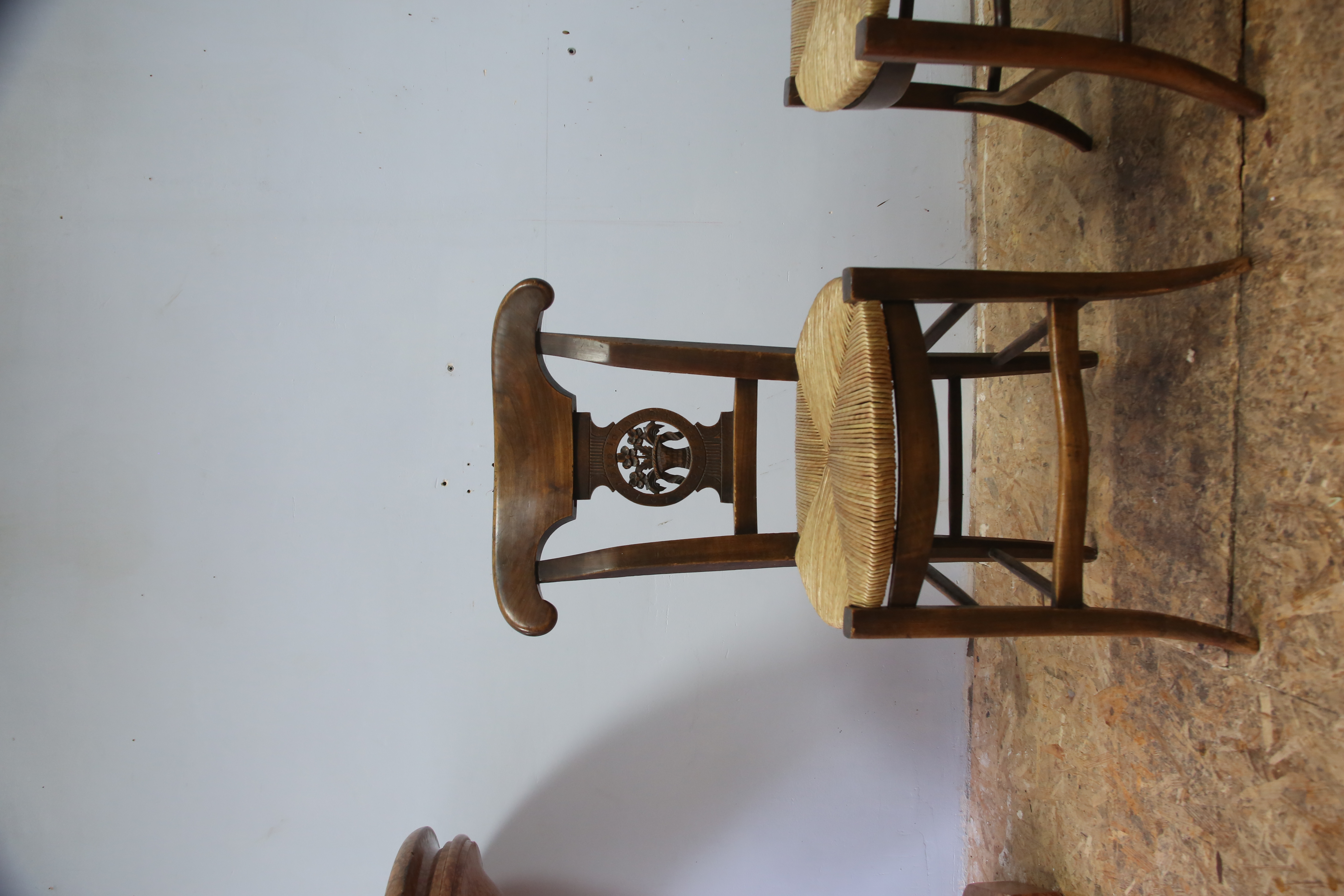 Restauration complète de cette paire de chaises. Révision des assemblages, allègement de la finition, collage à la colle de poisson et fabrication de paille traditionnelle patinée