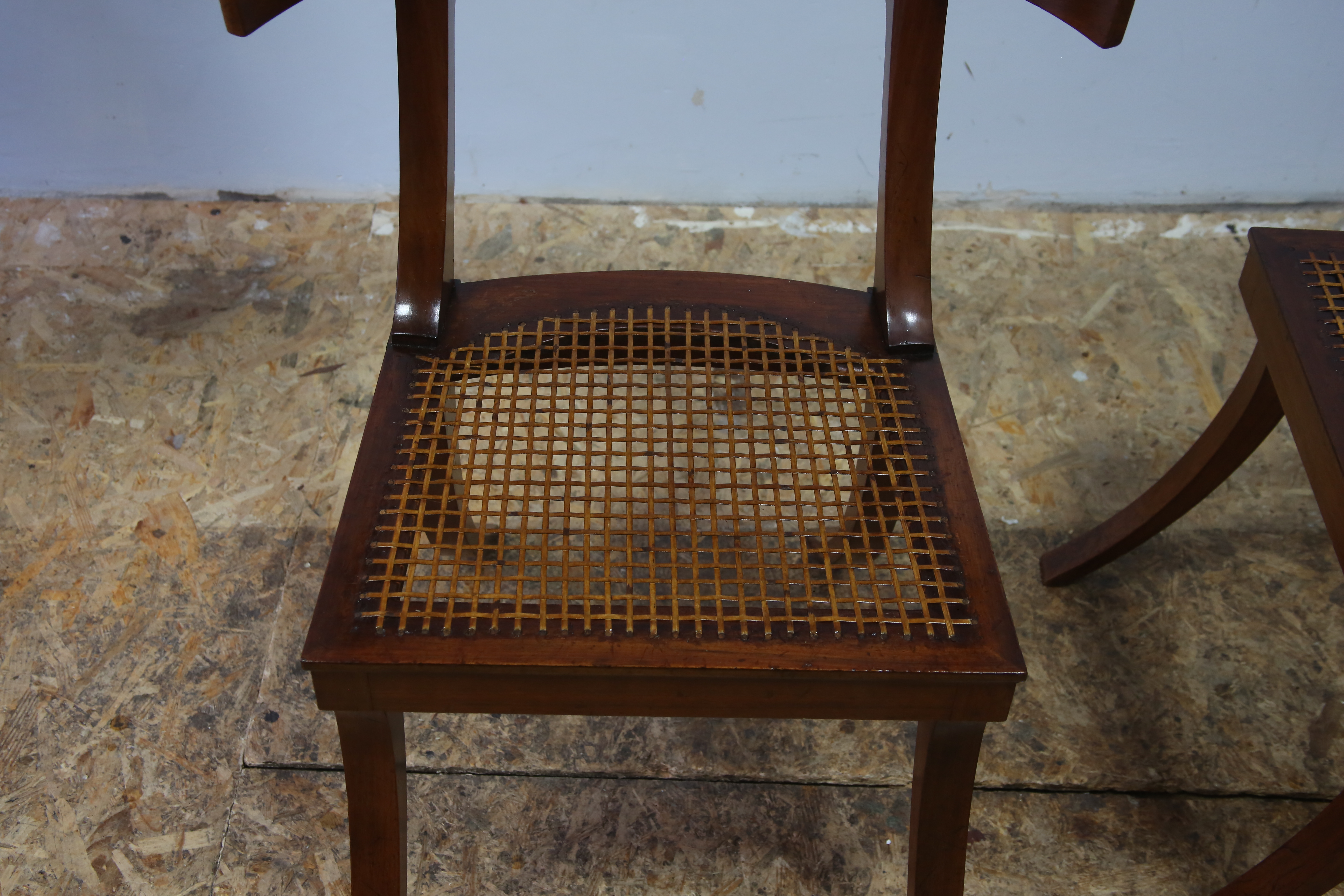 Paire de chaises klismos en acajou d'après un modèle à l'antique, XIXème siècle. Vernissage au tampon, conservation-restauration, fabrication d'un cannage sur-mesure traditionnelle